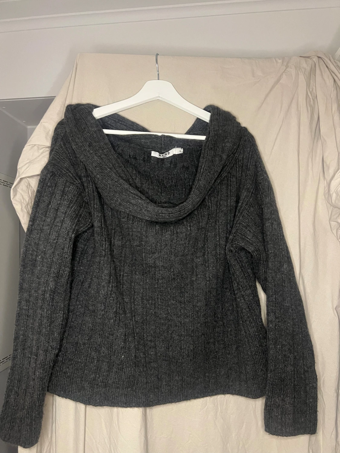 Mörkgrå stickad off-shoulder från NA-KD