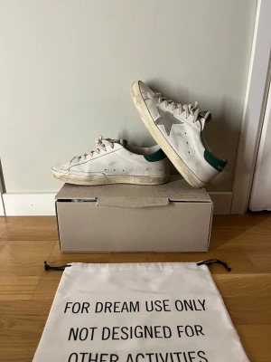 Golden Goose skor  - Golden goose skor köpt i London inne på selfridges för ungefär 6500kr dem är 100% äkta tveka inte på att höra av dig om eventuella frågor Passar 42-43 knappt använda påse och box ingår!
