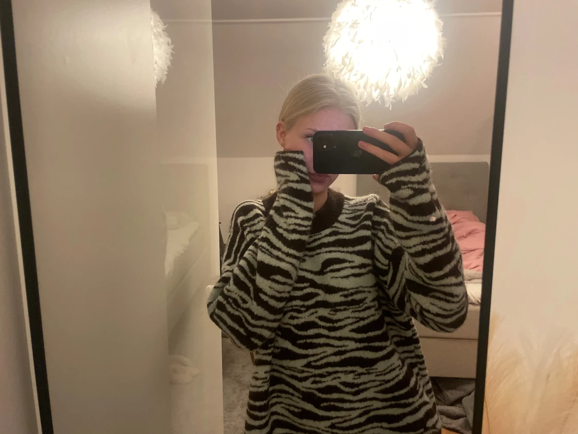 Zebramönstrad stickad tröja