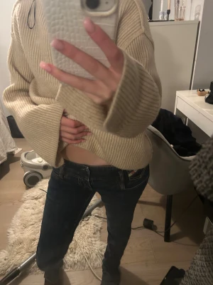 Lågmidjade Diesel jeans💕 - Säljer ett par lågmidjade mörkblå dam jeans från diesel industry. Storlek 27 men sitter bra som xs-s. Säljer då dom är för långa på mig som 163cm. Priset går att diskutera, dessa går inte att hitta längre. Ny pris 1,300kr, hela och fina🥰