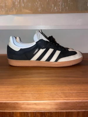 Adidas Samba svartvita sneakers - Tjena! Ett par snygga adidas samba skor. Dem är i bra skick passar bra nu inför vintern och våren 