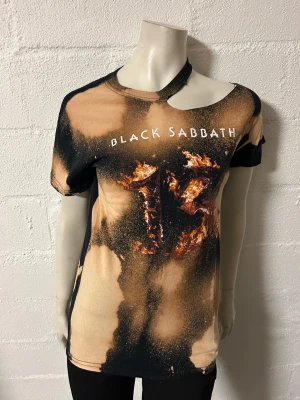 T-shirt med Black Sabbath storlek M. - Helt ny omgjort T-shirt med Black Sabbath. Storlek XL.