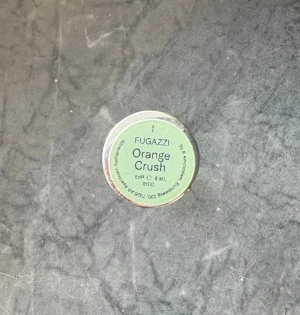 Fugazzi Orange Crush 8ml EdP - Orange Crush från Fugazzi i smidig 8 ml sprayflaska. Perfekt storlek för att ta med i väskan eller på resan. Tillverkad i Amsterdam, Nederländerna. Snygg och enkel design som passar dig som gillar att sticka ut. Se andra bilden hur mycket som använts 