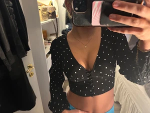 Prickig blus - Super söt blus som är prickig från hm aldrig använd