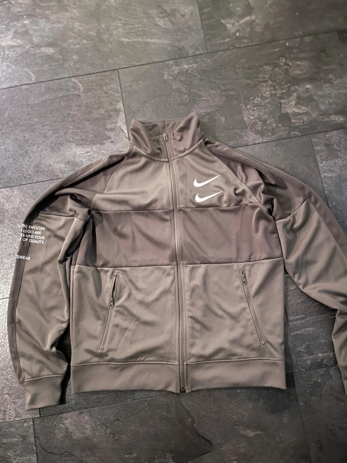 Grå/grön Nike vindjacka med dragkedja