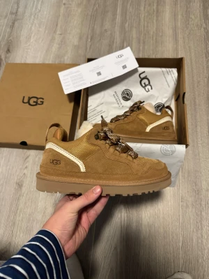 UGG Lowmel - Säljer dessa helt nya och oanvända UGG Lowmel. Jag har kartongen och inköpsbeviset för äkthet, och jag kan skicka samma dag. Jag accepterar dock endast PayPal som betalning. Jag är en betrodd säljare på Vinted med fler än 200+ transaktioner, så oroa dig inte.