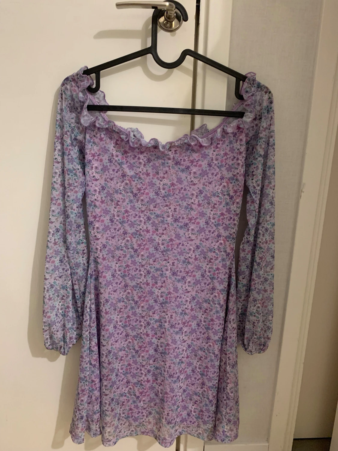 Ljuslila blommig klänning från Nelly - 2