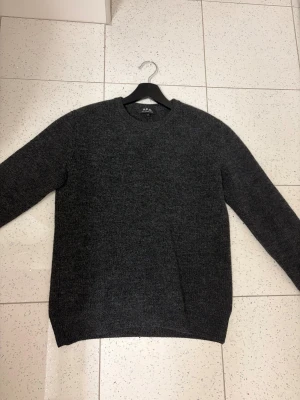  A.P.C.tröja - Säljer denna sjukt snygga apc tröjan i storlek S. Sjukt najs och perfekt passform. Hör av er vid minsta lilla !!