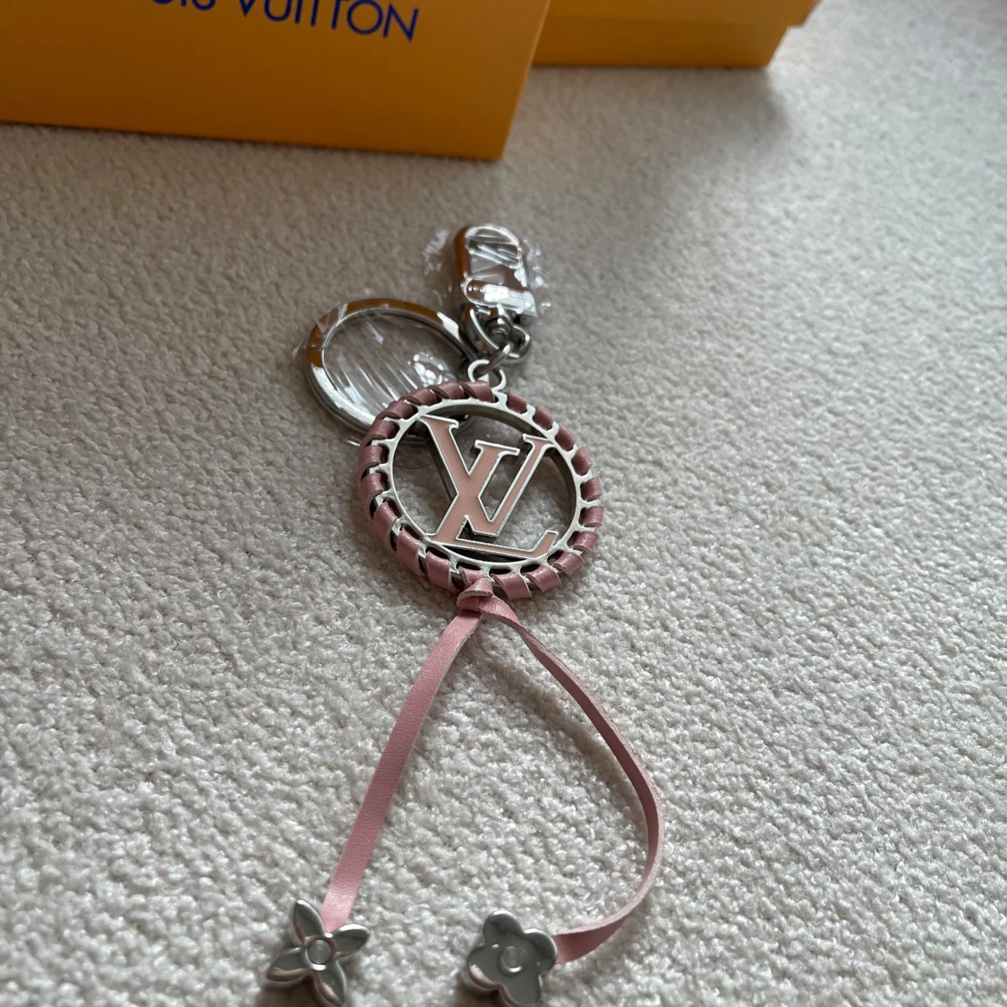  Vuitton rosa och silver nyckelring - 3