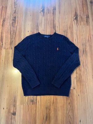 Marinblå stickad tröja Polo Ralph Lauren - Marinblå Ralph Lauren kabelstickad tröja 🏇🏽 Size S/170, mått ⤵️  📏 Längd (Axel till mudd) - 63 cm Bröstbredd - 47 cm  Ärmlängd - 60 cm   8/10 skick, mycket fräsch, färgat av sig i tvätten litegrann på baksidan (mest)   Hör av er om ni har frågor 🤑