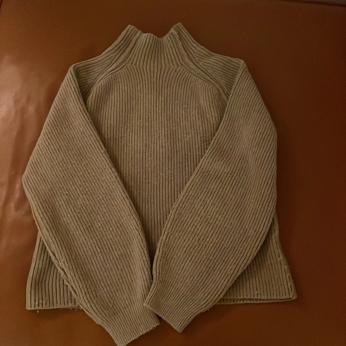 Beige ribbad polotröja stickad - 3