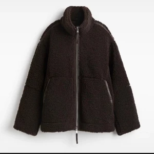 Mörkbrun teddyjacka - En mörkbrun teddyjacka från H&M, tvättats en gång men aldrig använt! 