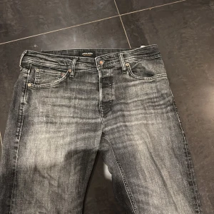 Svarta jeans från Jack & Jones - Snygga svarta jeans från Jack & Jones med vintege färg. Jeansen är straight fit och i mycket bra skick! Tveka inte att meddela för vidare frågor:) strl 32/32
