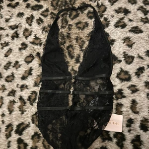 Svart halterneck body  - Super snygg spetsbody perfekt till fest och nyår!! ❤️prislapp kvar endast testad