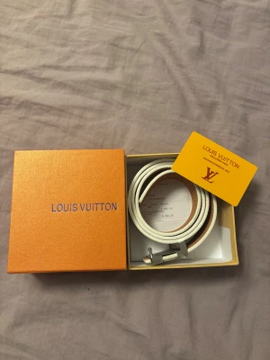 Beigt rutigt bälte med silver spänne - Säljer ett stiligt beigt bälte med silver spänne. Allt på bilderna ingår dvs Låda, kvitto och certifikat kort. Om man är inresserad eller undrar över något så är det bara att höra av sig.