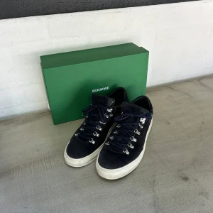 Diemme skor - Snygga Marostica Low sneakers från Diemme i marinblå mocka. Använda fåtal gånger! Extremt bra skick. Fråga gärna vid funderingar. Priset kan variera vid snabb affär:)