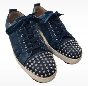 Christian Louboutin 42 - Säljer dessa Christian Louboutin skor i färgen/ modellen bavarios. Inget og. Sjukt bra skick. Stl 42 passar 43. Hör av er