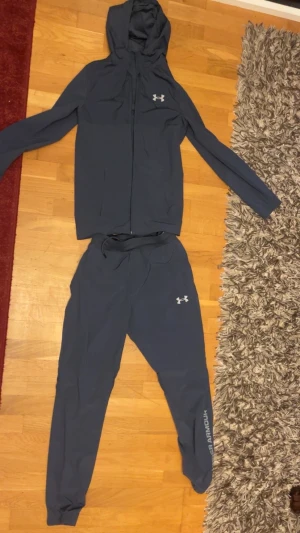 Under Armour Tracksuit - Snygg blå tracksuit från Under Armour. Säljs på grund av att den inte passar mig längre. Är i mycket bra skick. Finns inte längre i JD. Pris kan diskuteras✅