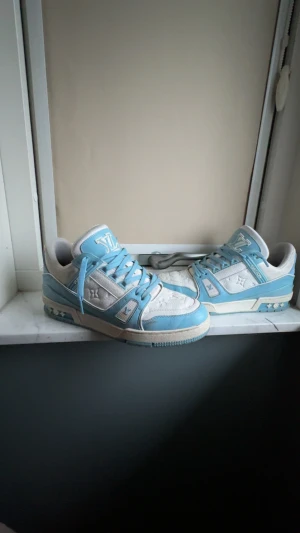 Louis Vuitton trainers  - Säljer dessa lv trainers, storlek 43 ( TTS ) väldigt fint skick, endast skorna medkommer! 🤩🙌