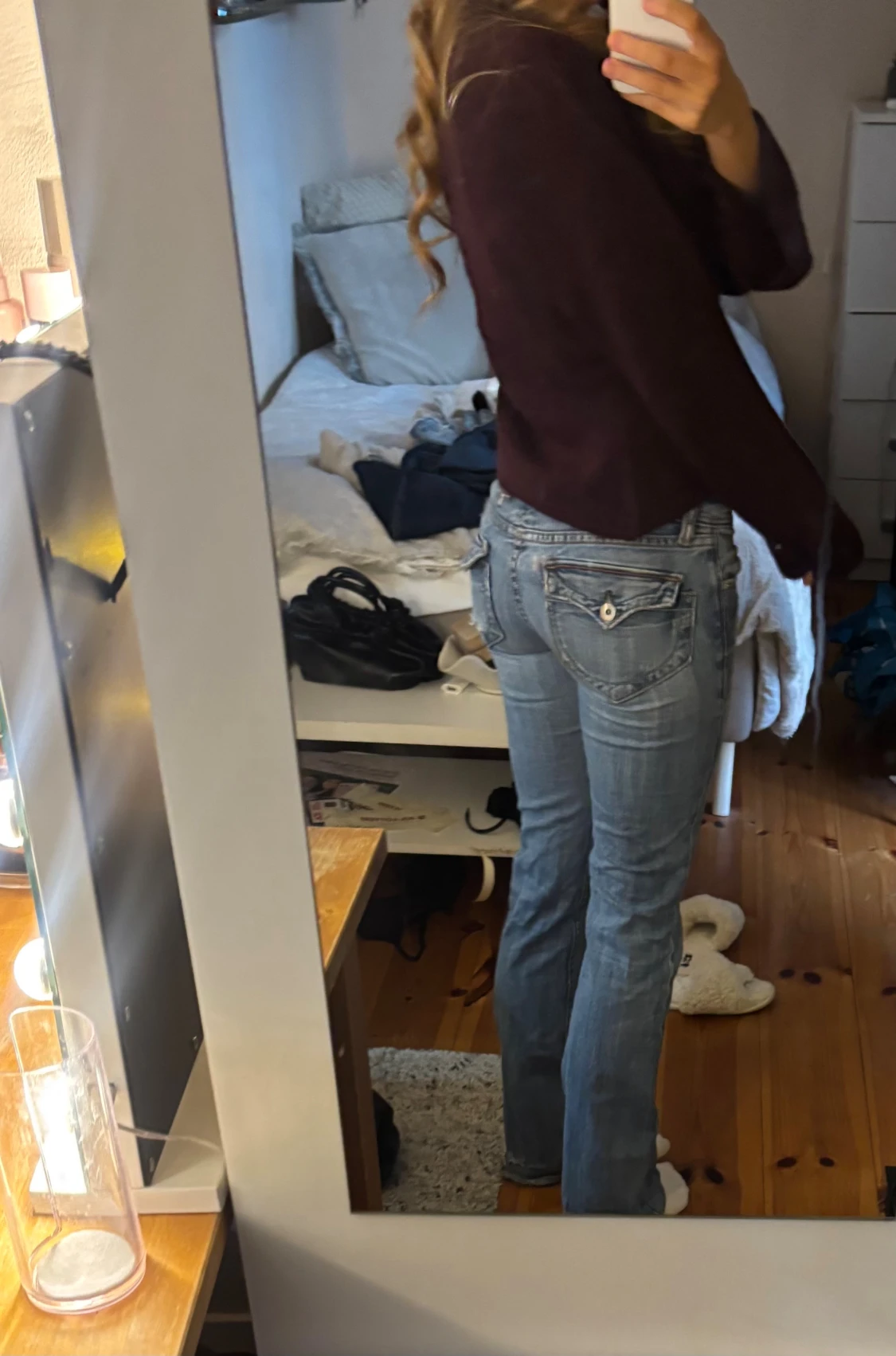 Blå bootcut jeans med slitningar - 2