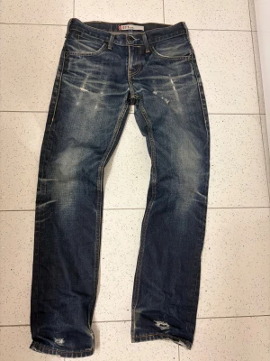 Levi's 517 blå jeans med slitningar - Säljer ett par Levi's 511jeans i mörkblå tvätt med snygga slitage , nice Fades. Storlek 28, 32. Hör av er vid frågor eller vid funderingar !