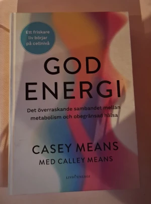 God energi - Casey Means  - Upptäck hur du kan optimera din energi och hälsa på cellnivå! 'God energi' avslöjar kopplingen mellan metabolism och välmående, och ger dig konkreta tips om kost, sömn och rörelse. Perfekt för dig som vill leva starkare, friskare och längre.