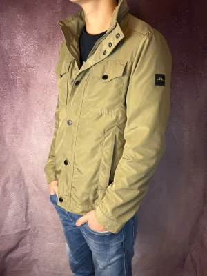 J.lindeberg fieldjacket Bailey - Mycket fint skick | Size M (modellen är 187cm 73kg) | fraktar spårbart inom 24 timmar | för att köpa klicka ”köp nu” | vid frågor eller funderingar skriv en meddelande | följare får bättre rabatter🙌