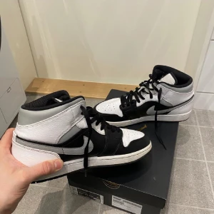Air Jordan 1 Mid 'White Shadow' - Säljer ett par Air Jordan 1 Mid 'White Shadow' i storlek 44,5. 🩶🖤Skorna är i svart och vitt med klassisk snörning och Nike-logga på sidan. Perfekta för både vardag och fest! Retailpris kan ses på bilderna ovan.❗️De är använda MEN fortfarande i bra skick och kommer i originalkartong.😇💯