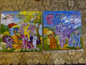 My Little Pony: Rainbow Dash & Friends - Pusselbok - Färgglad pusselbok med motiv från My Little Pony och magiska enhörningar. Perfekt för unga fans av äventyr, vänskap och fantasifulla världar. Boken innehåller flera pussel med populära karaktärer och sagoslott – en rolig utmaning för alla som älskar magi och ponnyer!  39kr /2st / bild  .   Helt ny 
