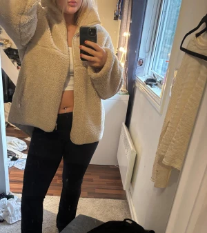 Beige teddyjacka från Boohoo - Mysig teddyjacka från Boohoo i beige färg med fluffig yta och hög krage. Jackan har dragkedja framtilloch gvå sidofickor. Perfekt för dig som gillar chill och comfy stil.använd en gång.Vid snabb affär kan priset diskuteras. Har du frågor, bara att skriva💞