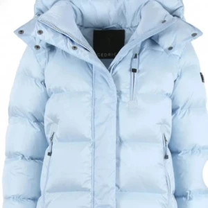 Ljusblå pufferjacka från Cedric - Säljer en ljusblå pufferjacka från Cedric med huva och flera dragkedjor. Jackan har en quiltad design och är perfekt för kalla dagar. Den har lång ärm och en oversized look som ger extra mysfaktor. Snygg och trendig färg som sticker ut.