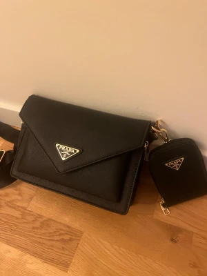 Axelväska - Svart axelväska, använd bara några gånger. Helt ny och väldigt stort utrymme.