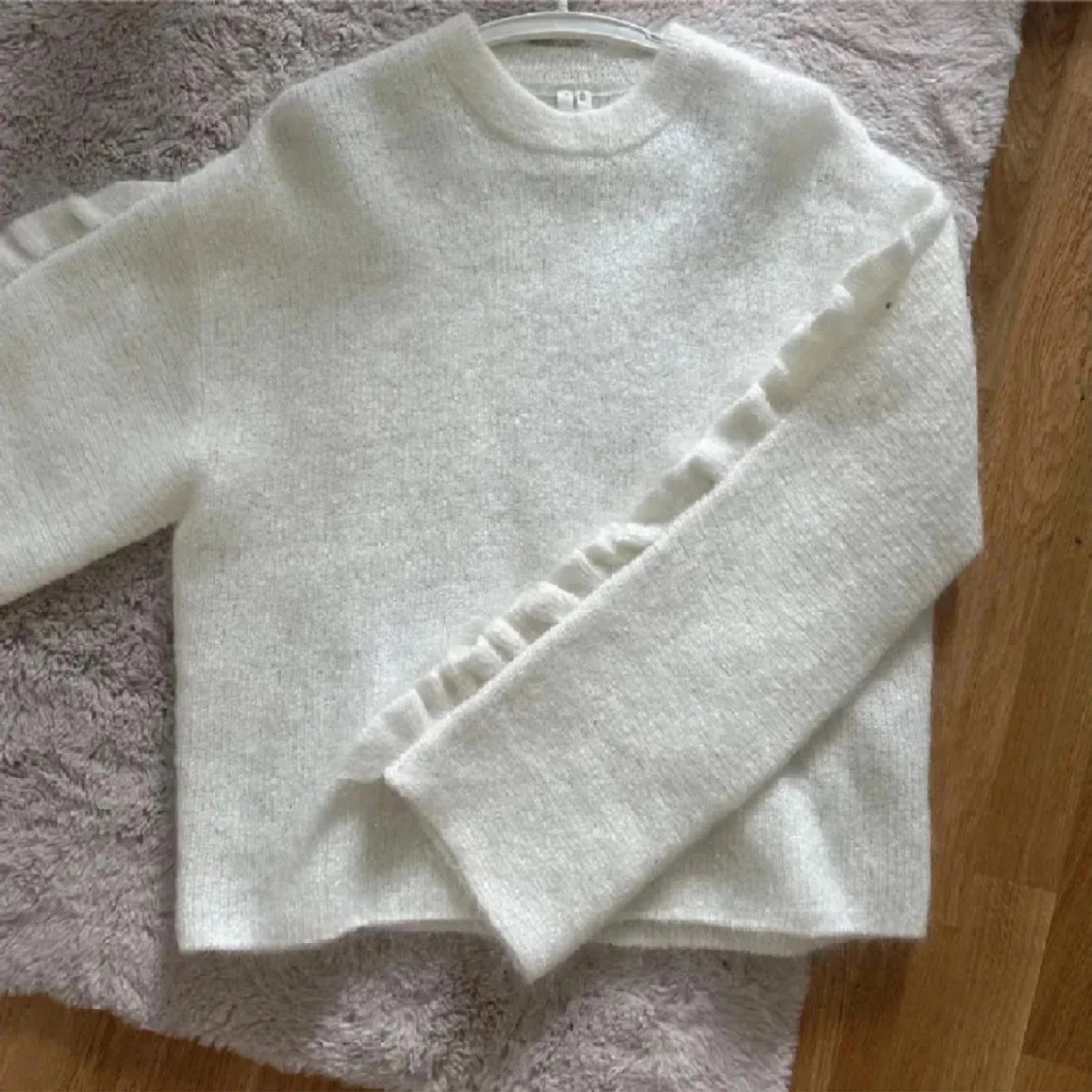 Vit stickad tröja med volangärm - 1