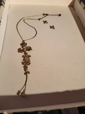 Vintage Pilgrim jewellery set - This beautiful jewellery set by pilgrim comes with 1 pair of earrings and a necklace. These are made from brass and are very sturdy. Despite already being vintage, this set will last a lifetime for you.