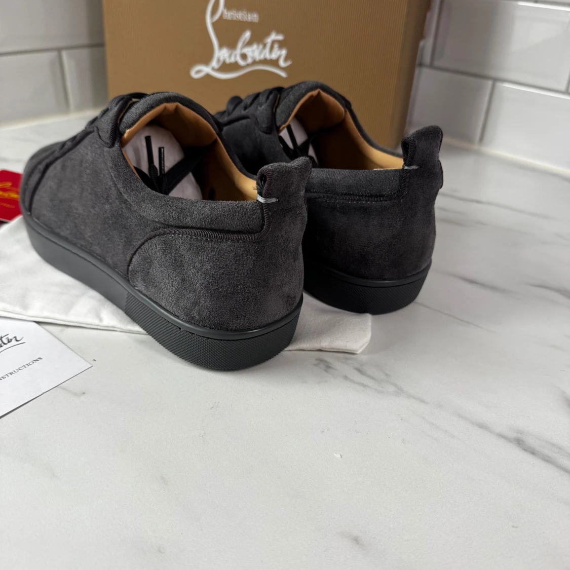 Grå mocka sneakers från Louboutin - 2