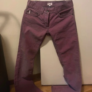 Paul Smith Pink  manchesterbyxor - Snygga lila/ rosa manchesterbyxor som är bootcut!💜. Ger en cool vintagekänsla!!. Små i storleken så skulle säga att dom passar en XS/S ! Skriv vid frågor☺️Klpte dom second hand och säljer eftersom att dom är för små 🙌🫶