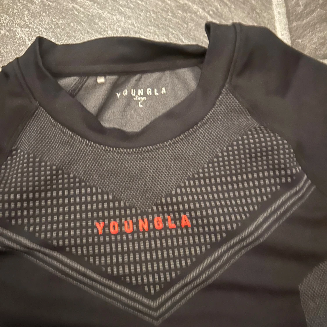 Svart YoungLA t-shirt med grafiskt mönster - 1