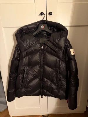 Jacka från after label  - Jättefin och skön jacka från after label. Endast använd ett fåtal gånger och i nyskick. Säljer då den tyvärr inte kommer till användning. Storlek M men passar även dig som har storlek S. Köptes för 5000 kr.