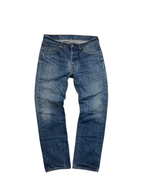 Levi's 501 jeans - Klassiska Levi's 501 jeans i blå tvätt med raka ben och fem fickor. Jeansen har normal passform, knappgylf och ikonisk läderpatch bak i midjan.          Hör av dig vid frågor eller funderingar!