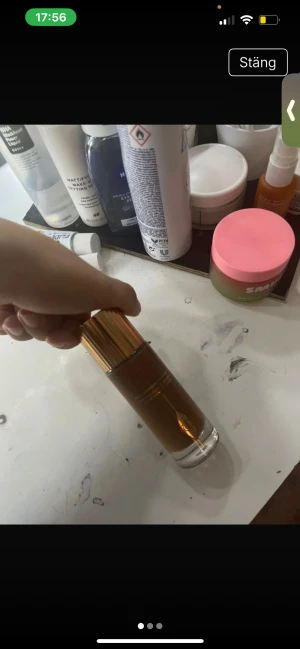 Charlotte Tilbury Airbrush Foundation 8 - Säljer en Charlotte Tilbury Airbrush Flawless Foundation i färgen 8 Warm Chola. Flaskan är i glas med en lyxig guldig kork och pump. Perfekt för dig som vill ha en jämn och snygg bas med full täckning och matt finish.