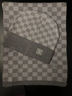 lvmössa med halsduk - Helt ny aldrig använt. Priset kan diskuteras!