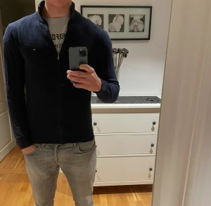  Tommy Hilfiger cardigan  - Snygg marinblå cardigan från Tommy Hilfiger med Kashmir blandning. Perfekt för stilrena stilar. Köpt förra hösten för 999 kr. Hör gärna av er kring funderingar!