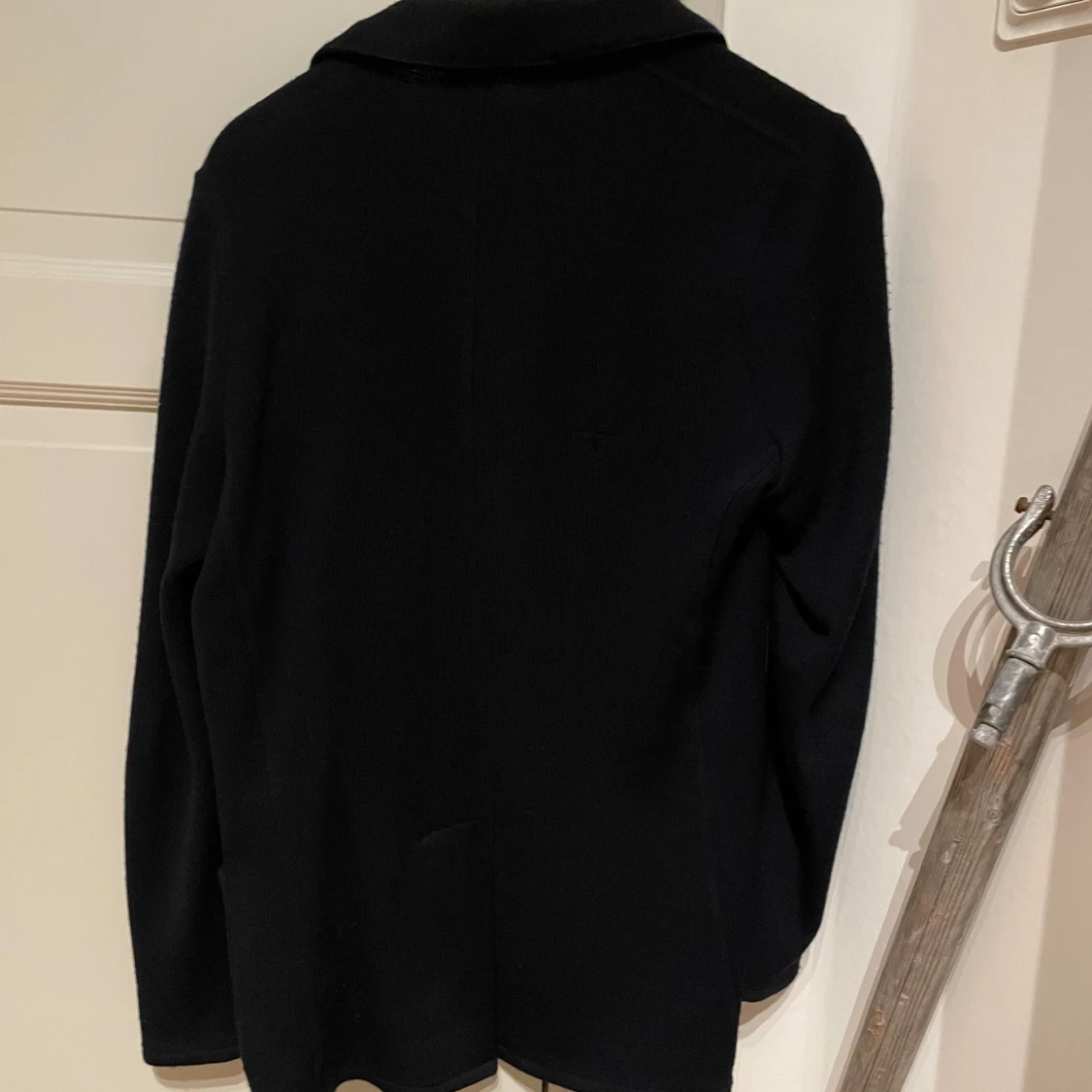 Mörkblå stickar kavaj från John Henric  - 1