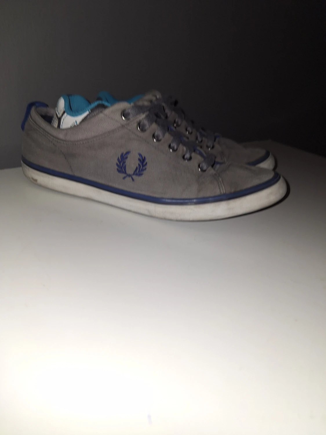 Gråa sneakers från Fred Perry.  O.B.S går ej lägre är 450kr - 2