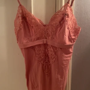 Intimissimi body  - säljer denna rosa intimissimi body som är som ny, använd enbart under en kväll!!💕