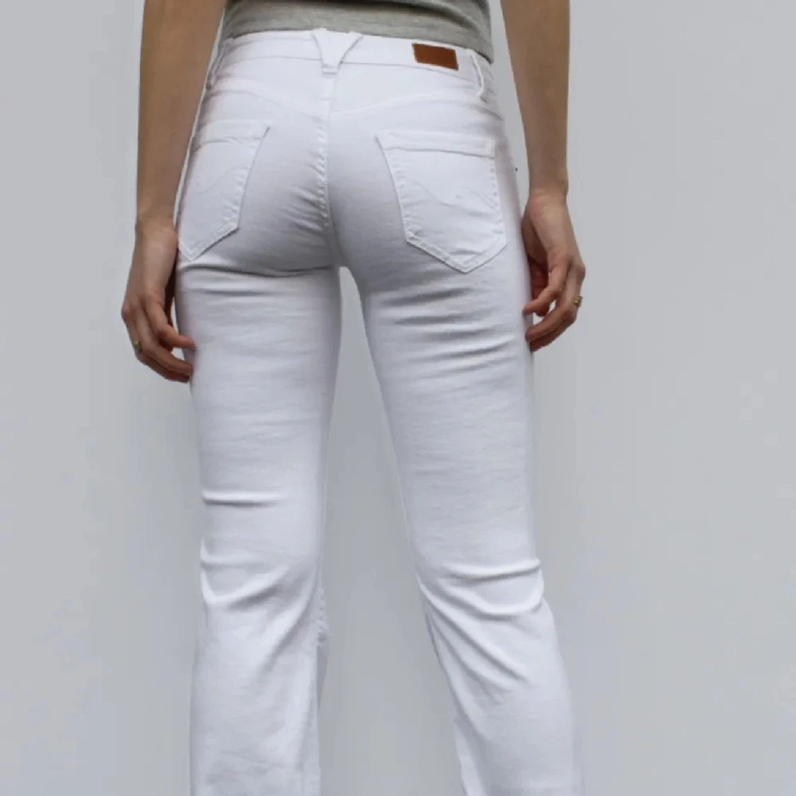 Vita bootcut jeans från subdued  - 1