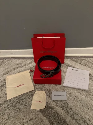 Ferragamo bälte - Helt ny och oanvänd. Allt på bild tillkommer med bältet. 110cm. Fraktar inom 24h