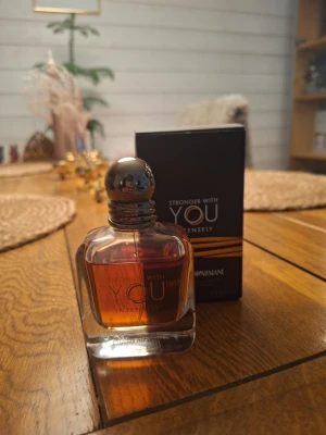 Stronger With You Intensely 50ml - Stronger With You Intensely från Emporio Armani är en Eau de Parfum för honom. Flaskan innehåller 50 ml och har en modern design som sticker ut. Perfekt för dig som vill ha en stilren och trendig parfym i din samling. Har knappt använt den kan gissa att det är 45 ml kvar
