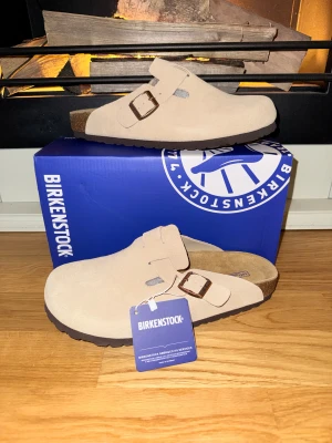 Birkenstocks - Säljer nu dessa helt nya birkenstocksen i strl 40. De är i modellen Boston BS narrow fit och färgen sand. Perfekt nu att ha inomhus till de kallare dagarna. Bara att skriva ett meddelande vid intresse!