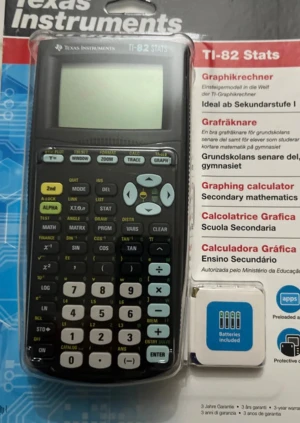 TI-82 Stats - Texas Instruments TI-82 Stats grafritande kalkylator, idealisk för gymnasieelever och avancerad matematik. Produkten är ny i förpackning med batterier inkluderade. Perfekt för statistik, algebra och grafritning. Inga synliga defekter eller slitage.